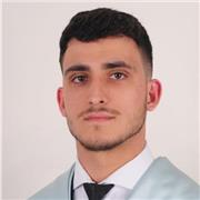 Graduado en Historia, con experiencia en trato con personas jóvenes y dominio de inglés e italiano.